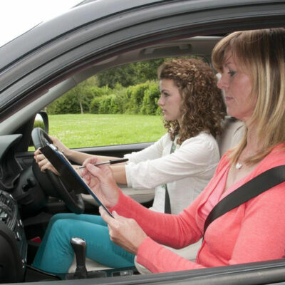 4 things to consider while choosing a driving course