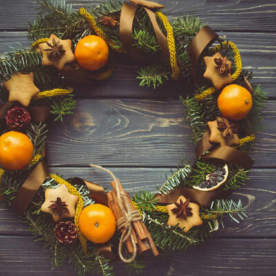 Ideas for decorating outdoor Christmas wreaths